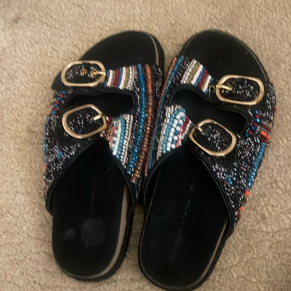 Beaded highly beaded shoes, black interior sandals.